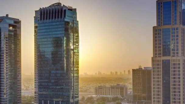 A légi felvétel a Jumeirah lakes towers felhőkarcolók sunrise timelapse-forgalom, a sheikh zayed úton. — Stock videók
