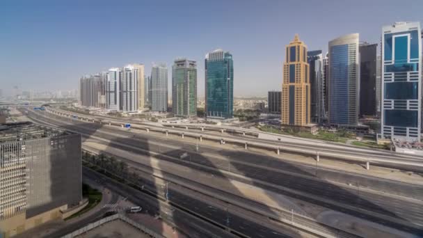 Widok z lotu ptaka Jumeirah lakes towers wieżowce timelapse z ruchu przy ulicy sheikh zayed road. — Wideo stockowe