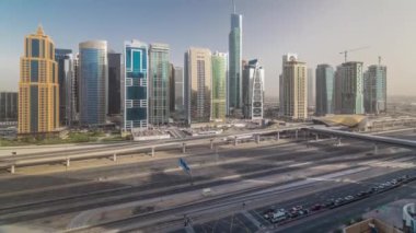 Jumeirah lakes towers gökdelenler timelapse trafik ile havadan görünümü Şeyh zayed yolu üzerinde.