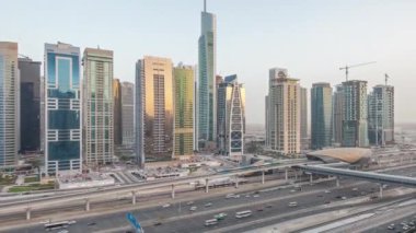 Jumeirah lakes towers gökdelenler gün gece timelapse trafik için havadan görünümü Şeyh zayed yolu üzerinde.