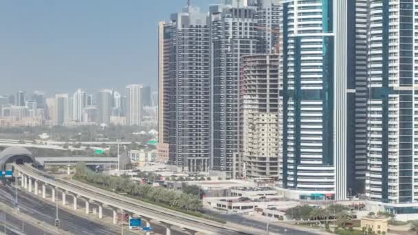 Jumeirah lakes towers gökdelenler timelapse trafik ile havadan görünümü Şeyh zayed yolu üzerinde. — Stok video