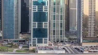 Jumeirah lakes towers gökdelenler timelapse trafik ile havadan görünümü Şeyh zayed yolu üzerinde.