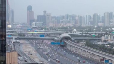 Jumeirah lakes towers gökdelenler gün gece timelapse trafik için havadan görünümü Şeyh zayed yolu üzerinde.