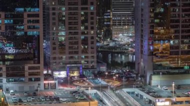 Jumeirah lakes towers gökdelenler gece timelapse trafik ile havadan görünümü Şeyh zayed yolu üzerinde.