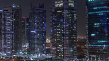 Jumeirah lakes towers gökdelenler gece timelapse trafik ile havadan görünümü Şeyh zayed yolu üzerinde.