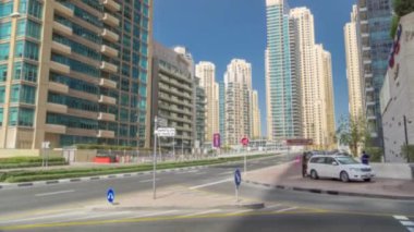 Dubai Yat Limanı gökdelenler timelapse ve Rating kanal aracılığıyla beton yolu Köprüsü yakınında sokakta