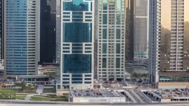 Vista aerea di Jumeirah laghi torri grattacieli timelapse con traffico su strada zayed sheikh . — Video Stock