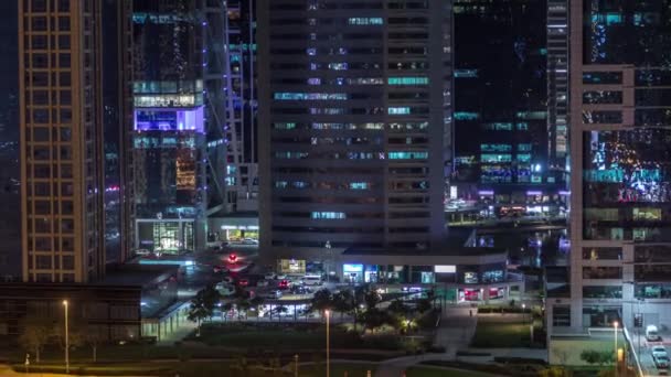 A légi felvétel a Jumeirah lakes towers felhőkarcolók éjjel timelapse forgalom, a sheikh zayed úton. — Stock videók