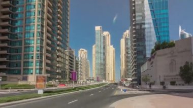 Dubai Yat Limanı gökdelenler timelapse hyperlapse ve kanal aracılığıyla beton yolu Köprüsü yakınında sokakta trafik ile