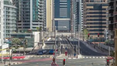 Dubai Yat Limanı gökdelenler timelapse ve Rating kanal aracılığıyla beton yolu Köprüsü yakınında sokakta