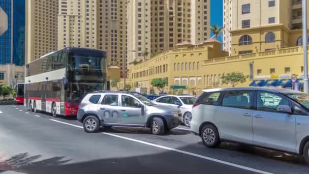 Widok ruchu na ulicy w dzielnicy Jumeirah Beach Residence i Dubai marina timelapse, Zjednoczone Emiraty Arabskie. — Wideo stockowe