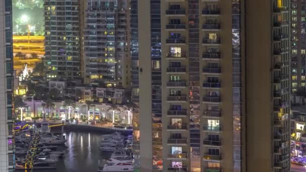Kanał wodny na panoramę dzielnicy Dubai Marina w nocy timelapse. — Wideo stockowe