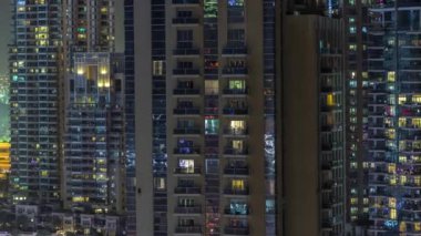 Gece vakti Dubai Marina silueti.