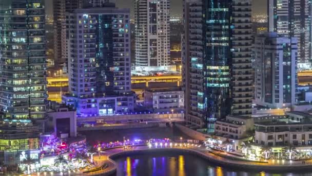 밤 timelapse에 두바이 마리나 스카이 라인에 물 운하. — 비디오