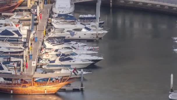 Passeio marítimo e canal em Dubai Marina com arranha-céus e iates de luxo em torno da timelapse, Emirados Árabes Unidos — Vídeo de Stock