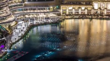Şehir merkezinde ve insan yapımı bir göl timelapse gece gök olayları görüntülemek dans çeşmeler Dubai, Birleşik Arap Emirlikleri.