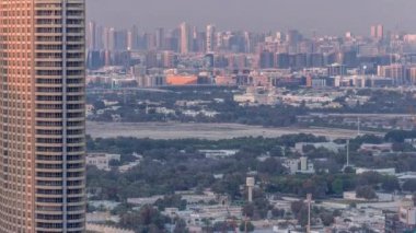 Gün batımında, Birleşik Arap Emirlikleri Dubai timelapse Deira ve Sharjah ilçelerde görünümünü manzarası.