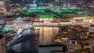 Şehir merkezinde ve insan yapımı bir göl timelapse gece gök olayları görüntülemek dans çeşmeler Dubai, Birleşik Arap Emirlikleri.