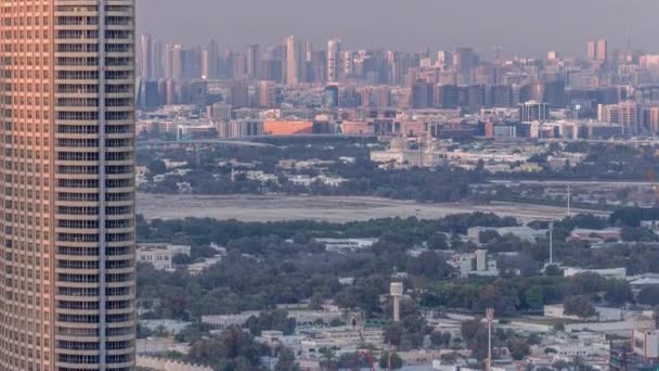 Skyline-Ansicht von Deira und Sharjah Distrikten in Dubai Zeitraffer bei Sonnenuntergang, uae. — Stockvideo