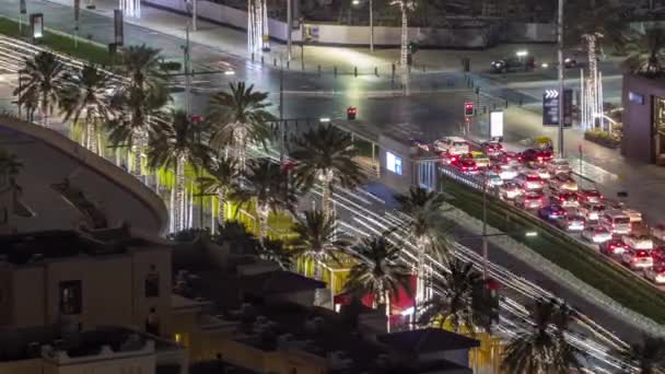 Vista a volo d'uccello di Dubai skyline timelapse e ora di punta del traffico in centro di notte — Video Stock