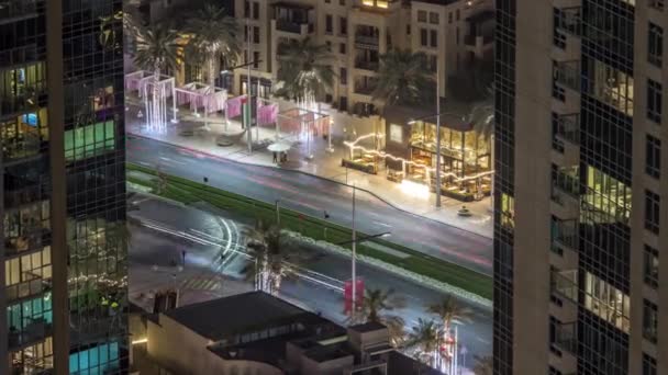 Birds eye utsikt över Dubais skyline timelapse och rusningstid trafik i centrala nattetid — Stockvideo