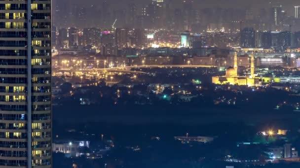 Vista panorâmica dos distritos de Deira e Sharjah em Dubai timelapse à noite, Emirados Árabes Unidos . — Vídeo de Stock