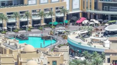 Balkon, alışveriş merkezi ve çeşmeler timelapse Dubai, Suudi Arabistan içinde havuzu