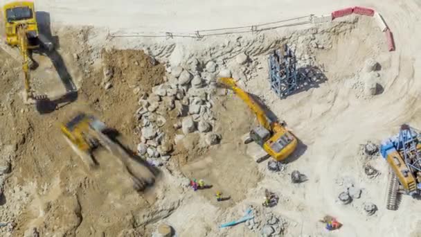 Grande canteiro de obras, incluindo várias escavadeiras e guindastes timelapse trabalhando em um complexo de construção — Vídeo de Stock