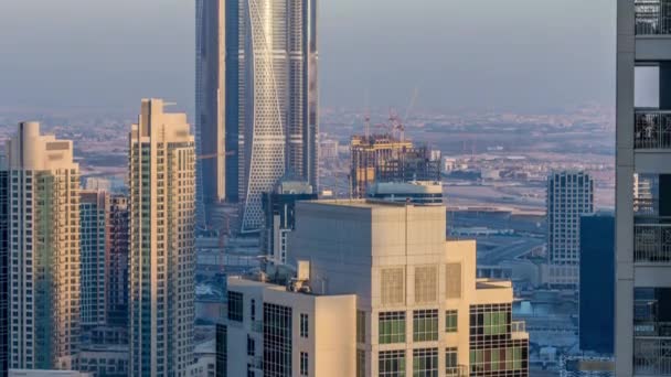 Dubai pusat kota di malam hari timelapse dalam terang matahari terbenam cahaya kuning — Stok Video