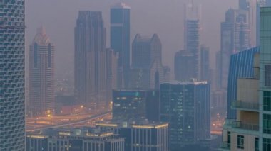 Dubai gece gün timelapse için şehir merkezinde Sisli sabah.