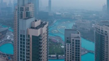 Dubai gece gün timelapse için şehir merkezinde Sisli sabah.