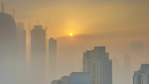 Mlhavé ráno svítání v centru města Dubaj timelapse. — Stock video