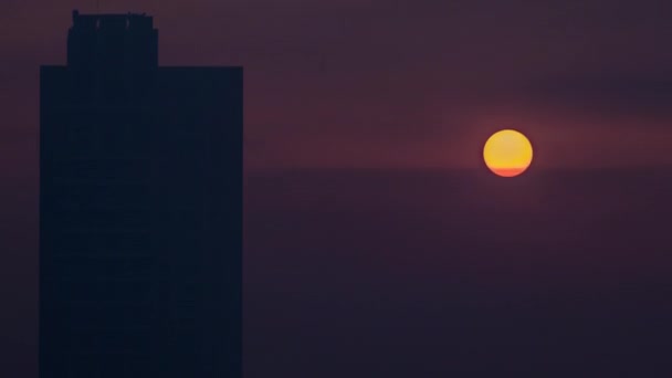 Nebliger morgendlicher Sonnenaufgang in der Innenstadt von Dubai im Zeitraffer. — Stockvideo