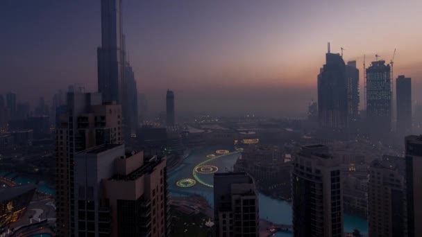 Mlhavé ráno v centru Dubai v noci den timelapse. — Stock video