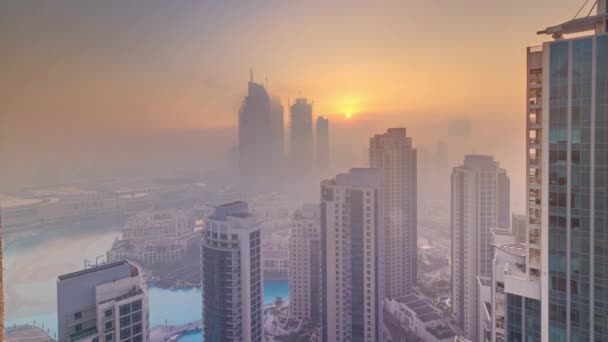 Foggy morgensoloppgang i sentrum av Dubai tidapse . – stockvideo