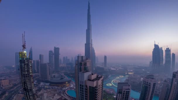 Туманное утро в центре Дубая ночь на день Timelapse . — стоковое видео