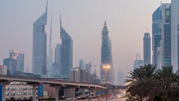 Tráfico en intersección y puente en el camino Sheikh Zayed día a noche timelapse — Vídeos de Stock