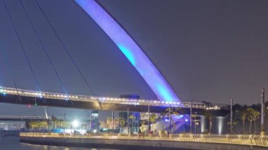Dubai su kanal ışıklı gece timelapse, BAE, fütüristik yaya köprüsü.