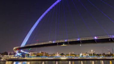 Dubai su kanal ışıklı gece timelapse hyperlapse, Birleşik Arap Emirlikleri, fütüristik yaya köprüsü.