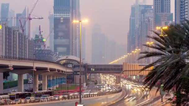 Tráfico en intersección y puente en el camino Sheikh Zayed día a noche timelapse — Vídeo de stock