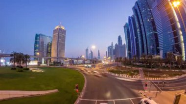 Kavşak ve Sheikh Zayed Road gün gece timelapse için köprüde trafik