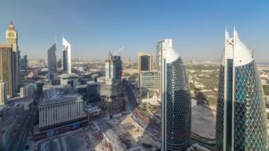 Sheikh Zayed Road ve DIFC timelapse Dubai, BAE binaların görünümünü manzarası.