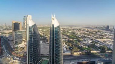 Sheikh Zayed Road ve DIFC timelapse Dubai, BAE binaların görünümünü manzarası.