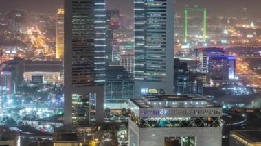 Sheikh Zayed Road ve DIFC gece timelapse Dubai, BAE binaların görünümünü manzarası.