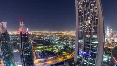 Sheikh Zayed Road ve DIFC gece timelapse Dubai, BAE binaların görünümünü manzarası.