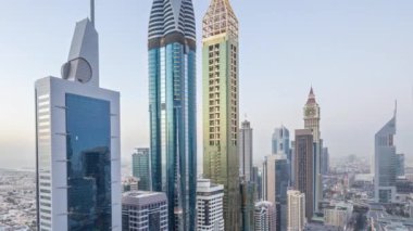 Sheikh Zayed Road ve DIFC gün gece timelapse Dubai, Birleşik Arap Emirlikleri için binaların görünümünü manzarası.