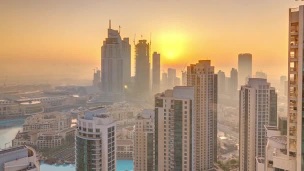 Salida del sol de la mañana brumosa en el centro de Dubai timelapse . — Vídeos de Stock