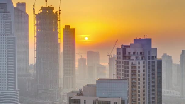 Foggy morgensoloppgang i sentrum av Dubai tidapse . – stockvideo