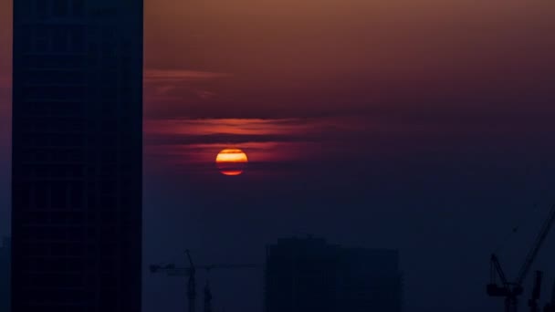 Ανατολή ηλίου ομίχλη το πρωί στο κέντρο της πόλης του Ντουμπάι timelapse. — Αρχείο Βίντεο
