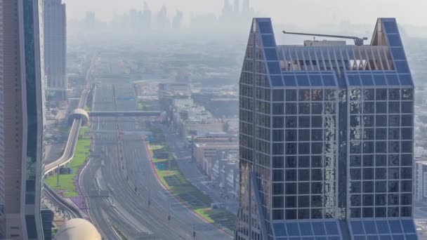 Dubai skyline céntrico por la tarde timelapse y Sheikh Zayed tráfico por carretera, Emiratos Árabes Unidos — Vídeos de Stock
